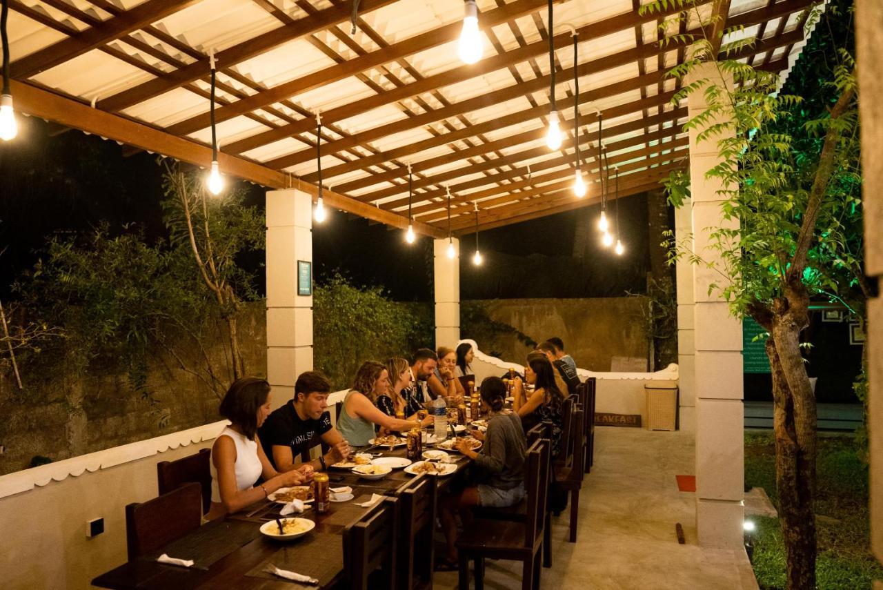 Plantation Surf Inn & Restaurant - Midigama East Exteriör bild