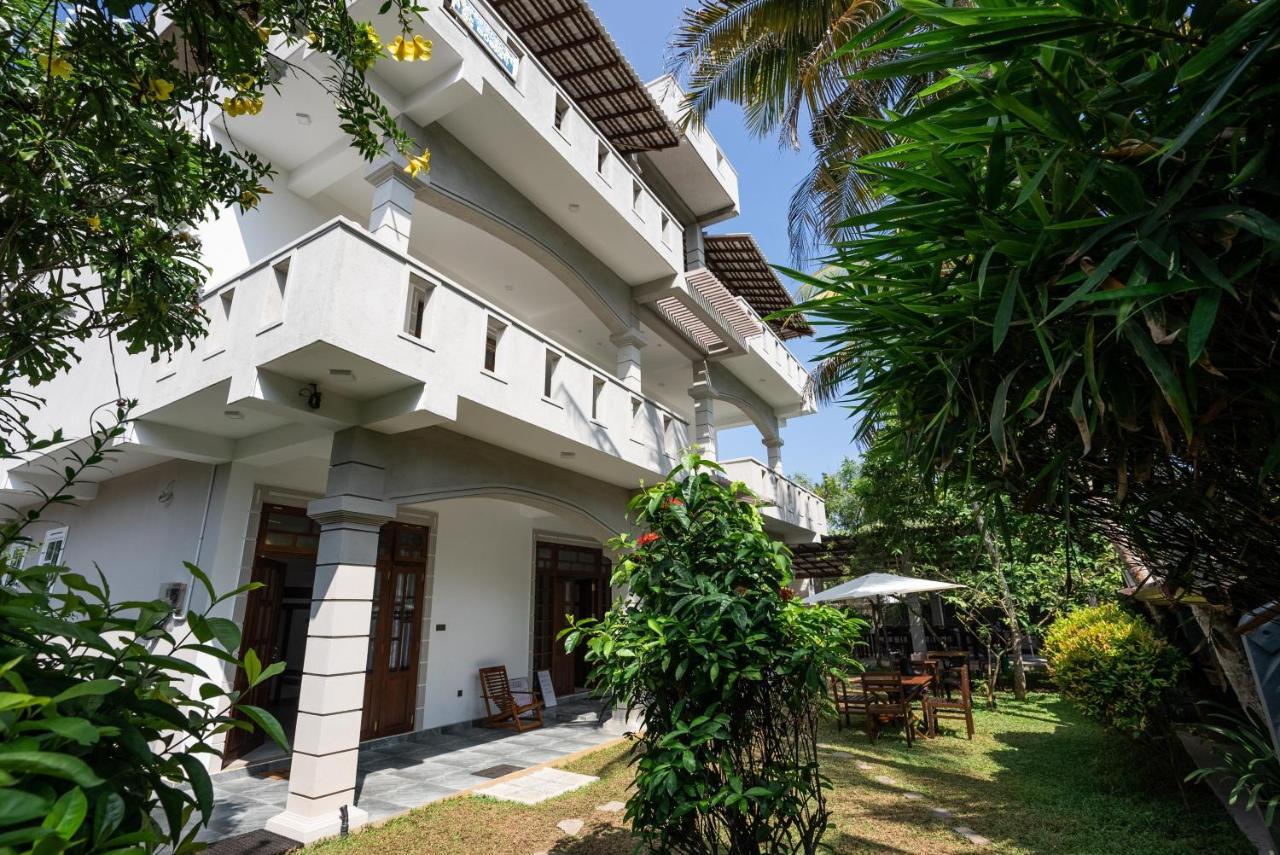 Plantation Surf Inn & Restaurant - Midigama East Exteriör bild