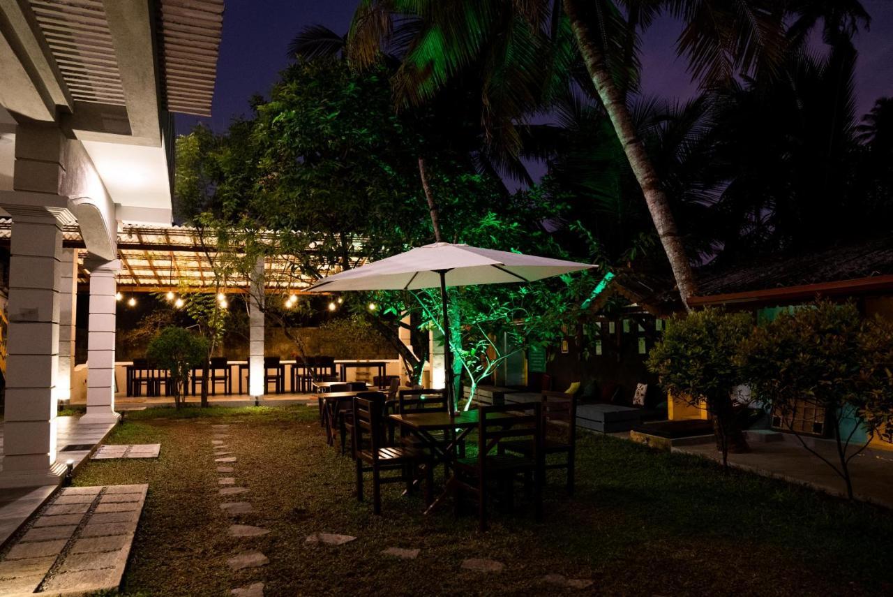 Plantation Surf Inn & Restaurant - Midigama East Exteriör bild