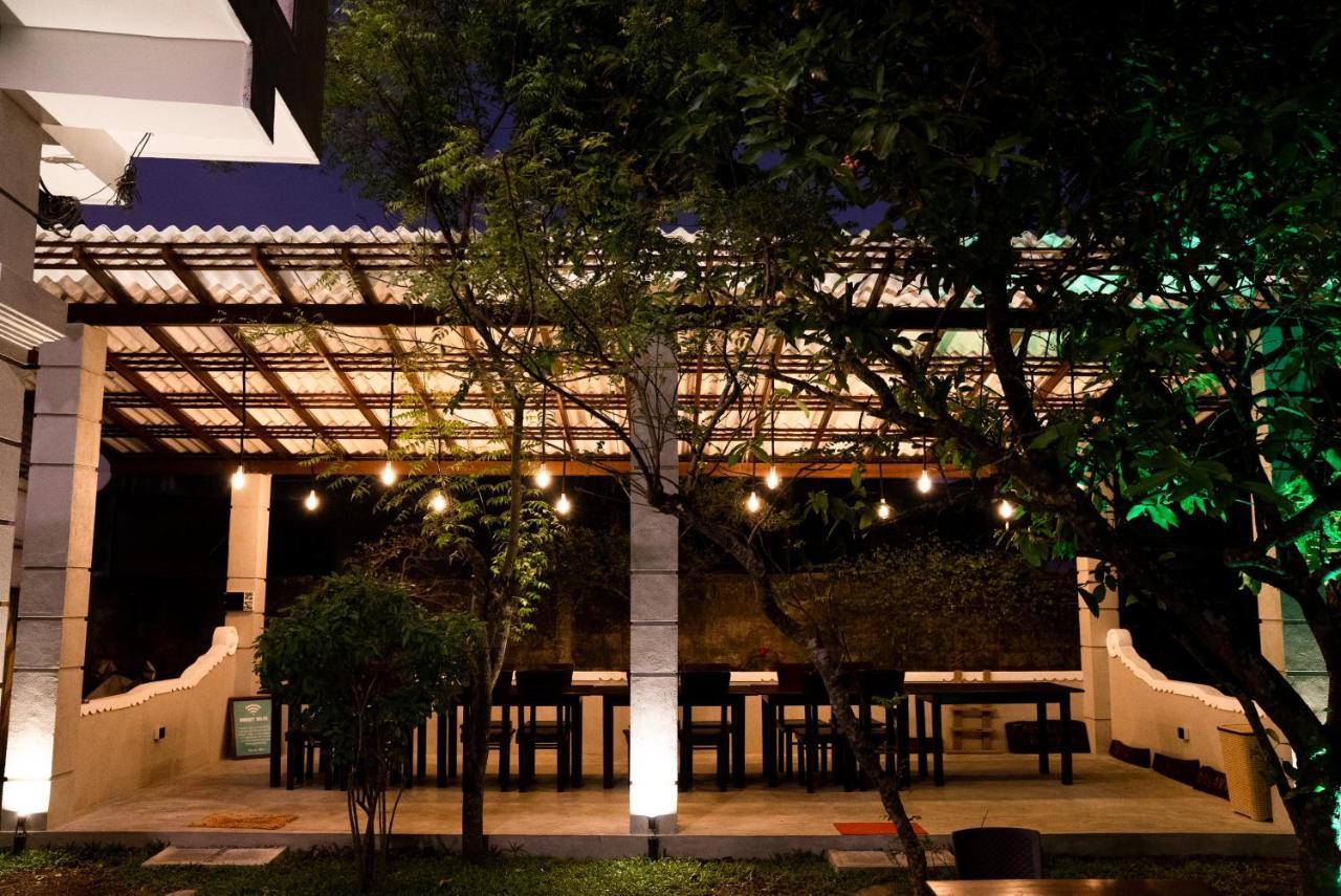 Plantation Surf Inn & Restaurant - Midigama East Exteriör bild