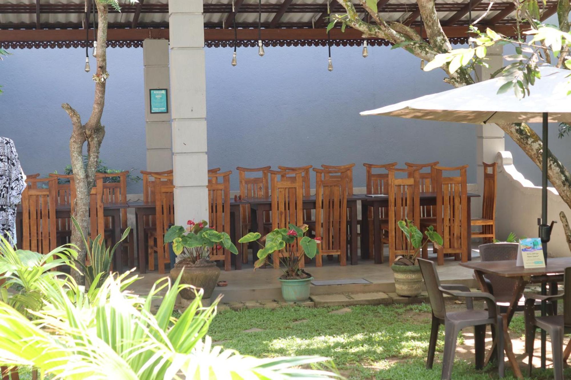 Plantation Surf Inn & Restaurant - Midigama East Exteriör bild