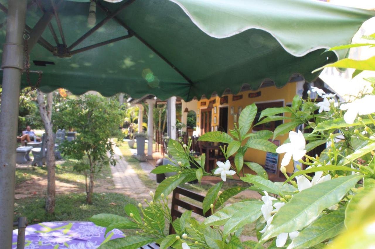 Plantation Surf Inn & Restaurant - Midigama East Exteriör bild